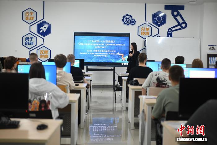 俄罗斯师生重庆感受工业机器人产学研发展