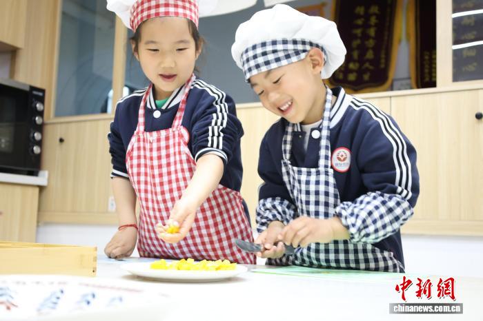 山东济宁：织密民生保障网呵护“一老一小”