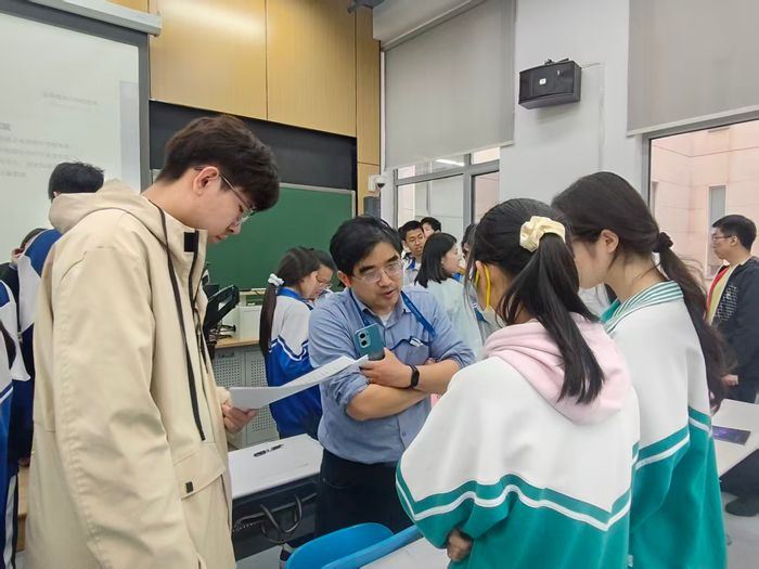 为中学生播下科学探索的种子