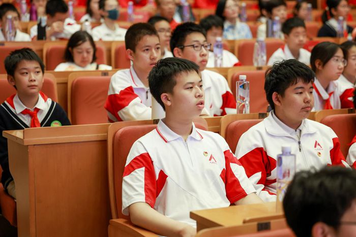 在红色经典阅读中厚植家国情怀，砥砺精神品格