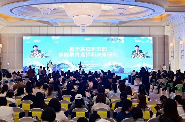 家校社协同育人，构建青少年心理健康防护网