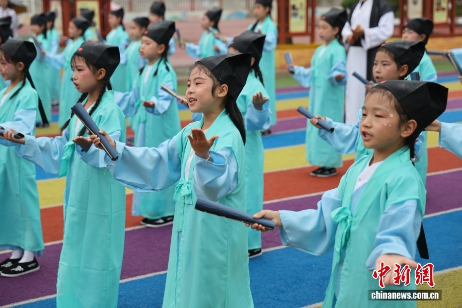山东日照:学生学习中华优秀传统文化 山东日照:学生学习中华优秀传统文化