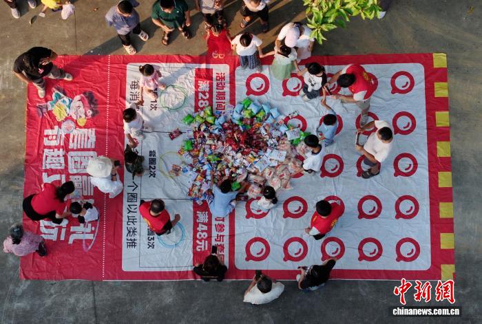 广西柳州志愿者为震后安置点儿童庆“六一” 广西柳州志愿者为震后安置点儿童庆“六一”