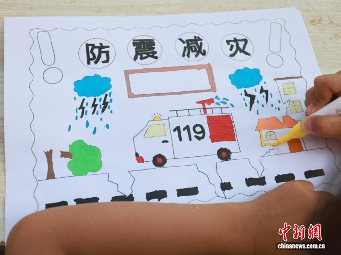 广西柳州志愿者为震后安置点儿童庆“六一”
