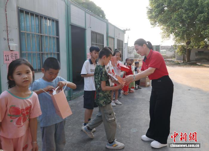 广西柳州志愿者为震后安置点儿童庆“六一”