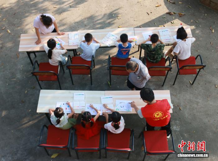 广西柳州志愿者为震后安置点儿童庆“六一”