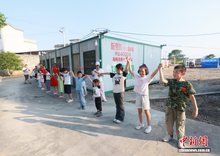 广西柳州志愿者为震后安置点儿童庆“六一”