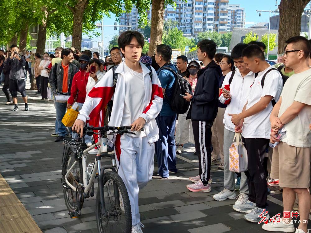 【聚焦高考 逐梦今夏】以自信之姿 赴青春考场 【聚焦高考 逐梦今夏】以自信之姿 赴青春考场