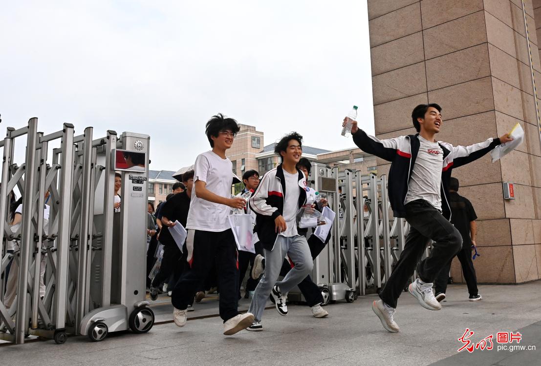 【聚焦高考 逐梦今夏】以自信之姿 赴青春考场 【聚焦高考 逐梦今夏】以自信之姿 赴青春考场