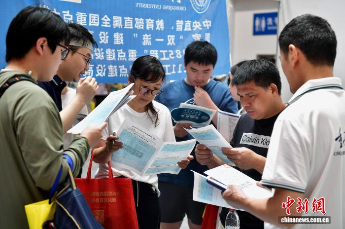 福州：高校老师现场“坐诊”为考生和家长解惑释疑