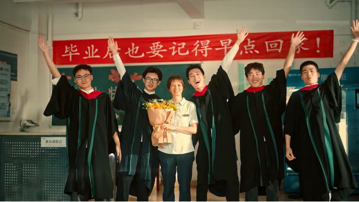 从一张合影到一束鲜花，他们的守护写在青春纪念册里