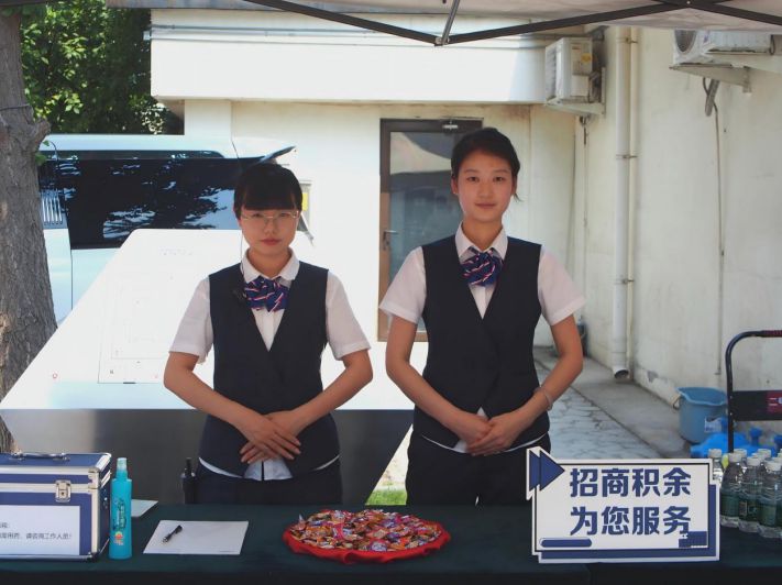 从一张合影到一束鲜花，他们的守护写在青春纪念册里