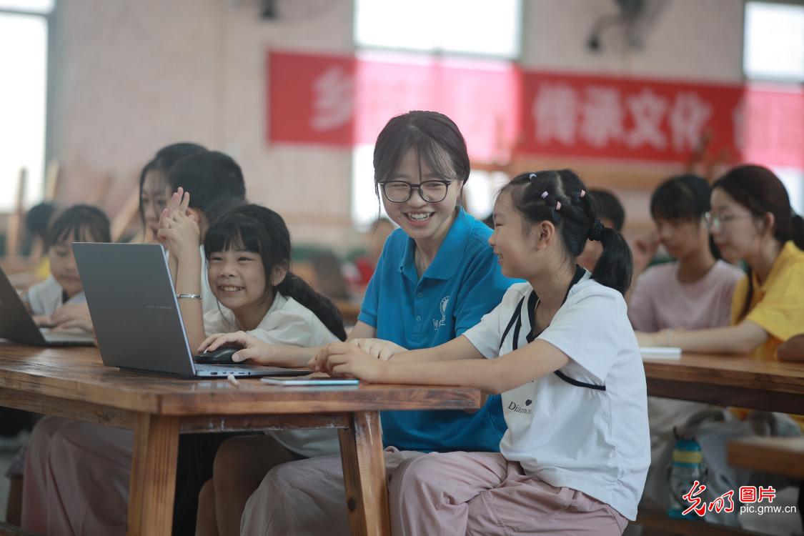 以青春之我赴暑期之约 陪伴少年儿童快乐成长 以青春之我赴暑期之约 陪伴少年儿童快乐成长