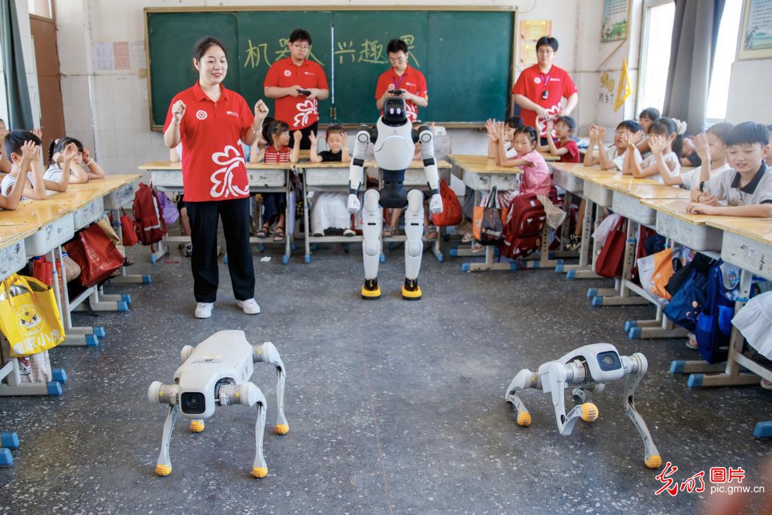 以青春之我赴暑期之约 陪伴少年儿童快乐成长 以青春之我赴暑期之约 陪伴少年儿童快乐成长