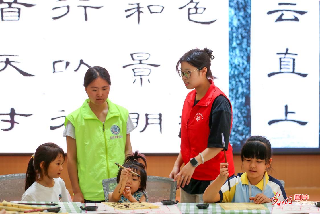 以青春之我赴暑期之约 陪伴少年儿童快乐成长 以青春之我赴暑期之约 陪伴少年儿童快乐成长