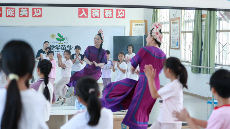奔赴沃野：青年“护苗”，科技“助农”