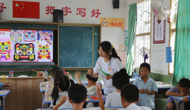 奔赴沃野：青年“护苗”，科技“助农”