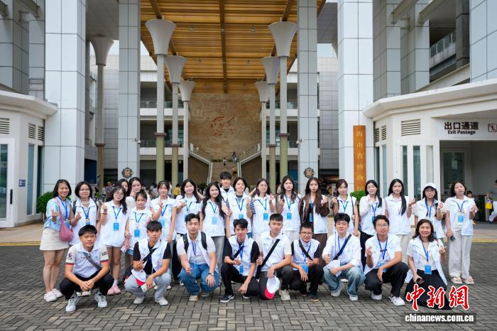 越南青少年参访海南省博物馆