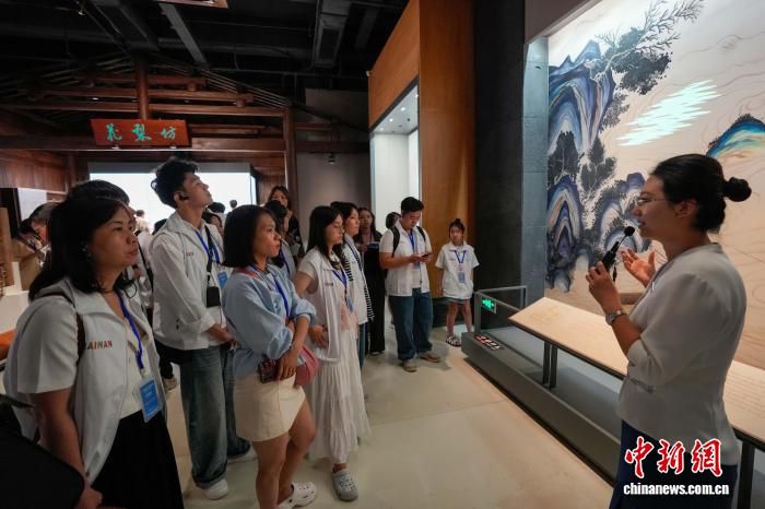 越南青少年参访海南省博物馆