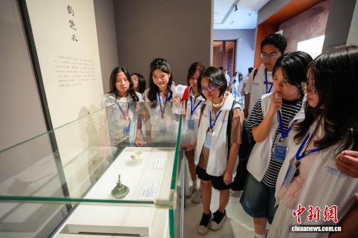 越南青少年参访海南省博物馆