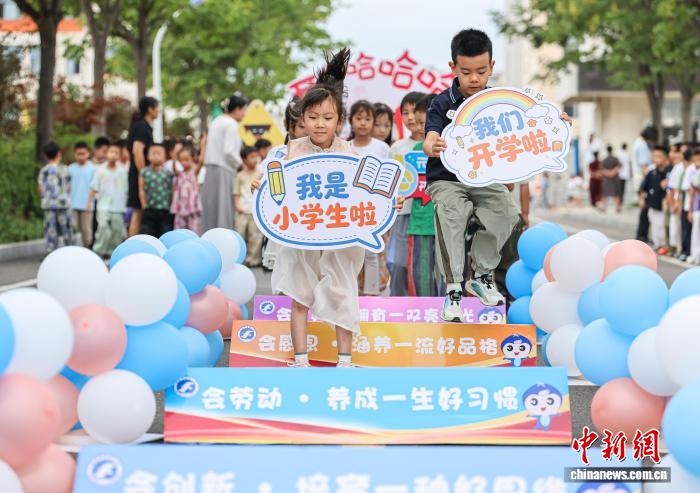 山东荣成：多彩活动迎新生