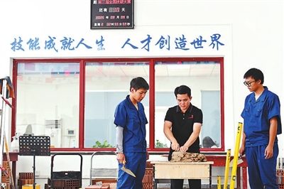 万千灯火耀新程