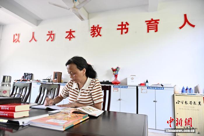 福建政和:宋秀琴老师和她的学生 福建政和:宋秀琴老师和她的学生