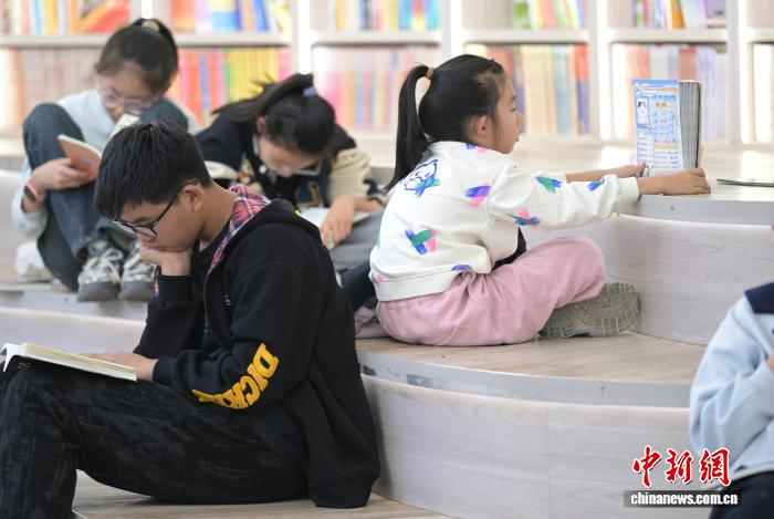 国庆假期呼和浩特民众书香伴休闲