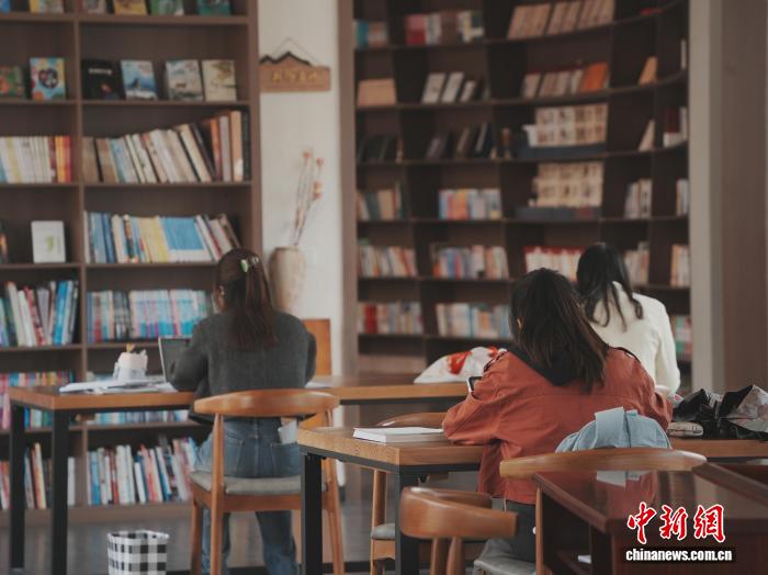 贵州赫章易地扶贫搬迁社区书院受青年青睐