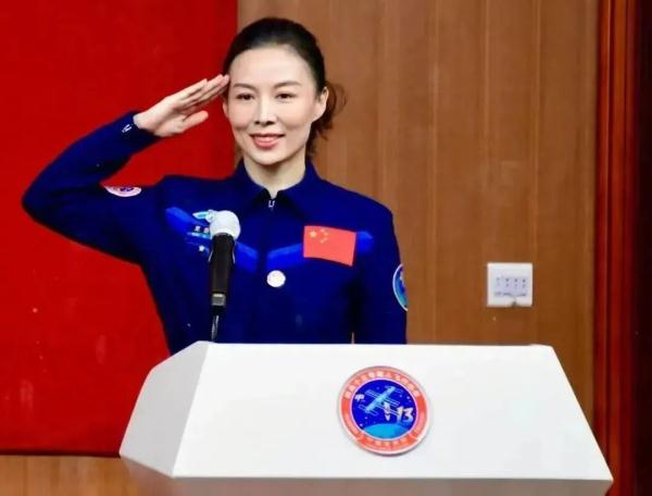 一起来看"太空女教师"的故事,这才是孩子们的榜样!