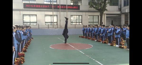 长沙一45岁校长给小学生表演前滚翻、鲤鱼打挺等“绝活”