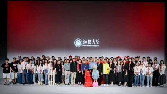 江汉大学毕业服装设计作品在中国国际大学生时装周发布