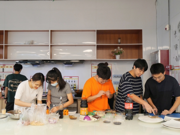 “品招牌美食，享校园百味” 广州城市理工学院举办第六届厨王争霸赛