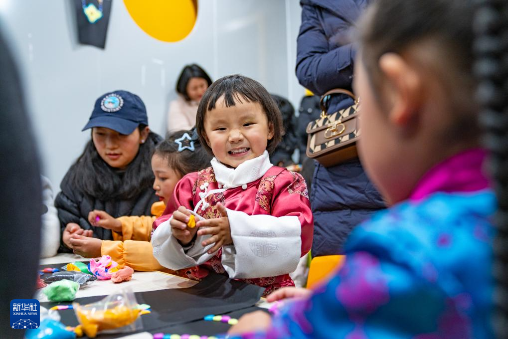 西藏拉萨：萌娃迎新年 学年俗