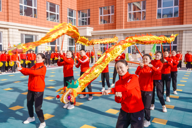 昌吉市第二幼儿园集团开展趣味游戏运动会庆“三八”妇女节