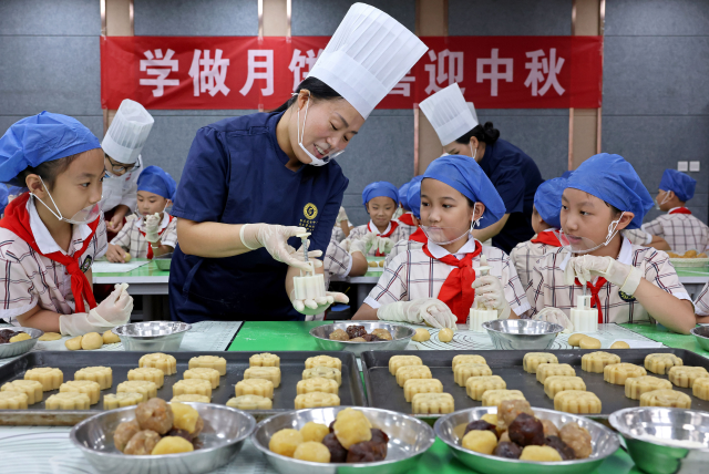 小学生学做月饼迎中秋