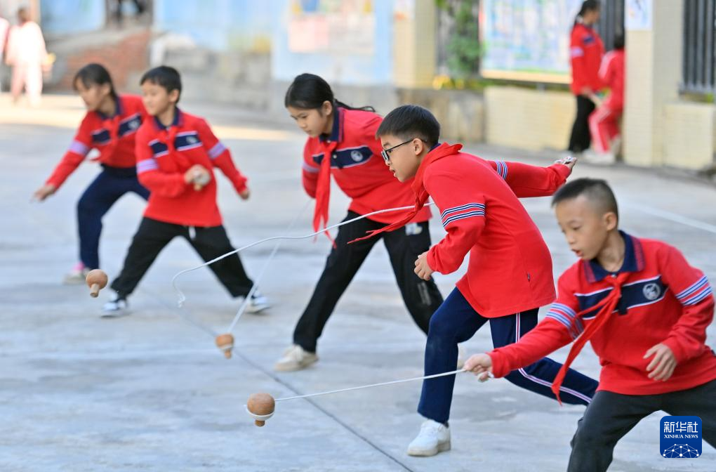 广西梧州：学校里的“民族传统体育运动会”