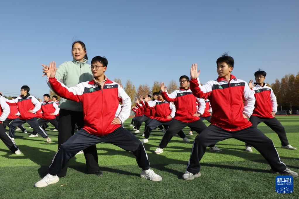 河南温县：太极拳“武”动校园