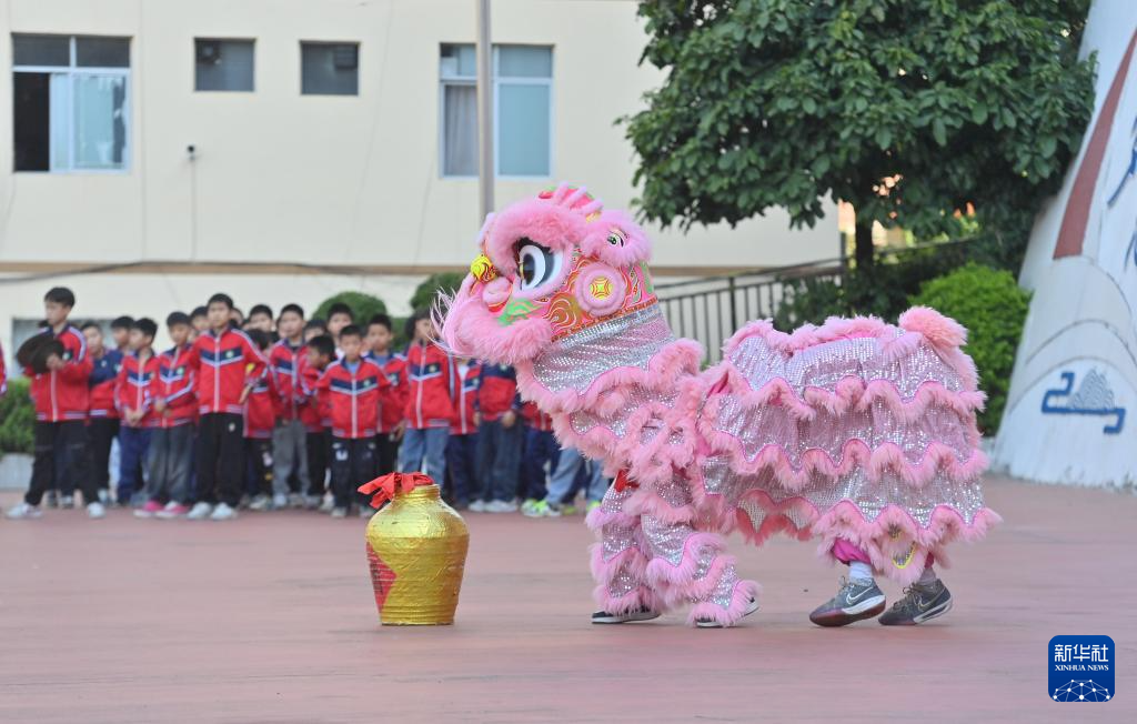 广西梧州：醒狮舞校园