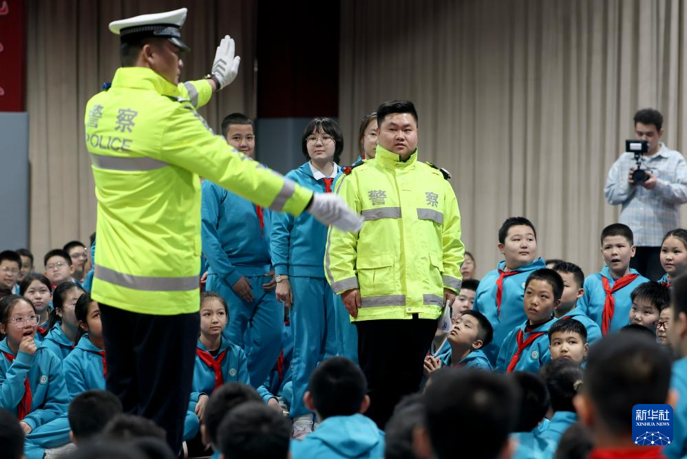 乌鲁木齐：护航开学季 安全记心间