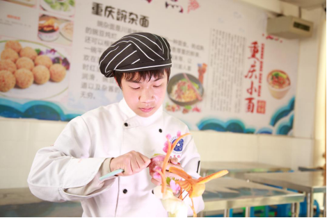 育训并举培养“开州金厨”