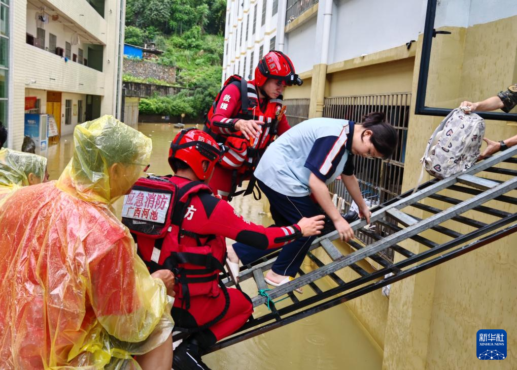 强降雨引发内涝 广西天峨县紧急转移400多名受困师生