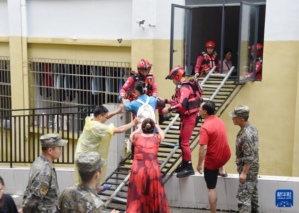 强降雨引发内涝 广西天峨县紧急转移400多名受困师生